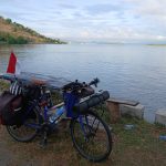 Singgah sejenak di pinggir pantai saat memasuki Dompu pada hari ke-28. (Foto: Taufik Abriansyah)