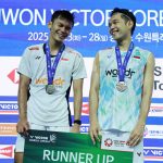 Fajar Alfian (kanan) dan Muhammad Shohibul Fikri usai upacara penghormatan pemenang di Korea Open 2025, Suwon, Minggu (28/9). (Foto: Tim Humas dan Media PBSI)
