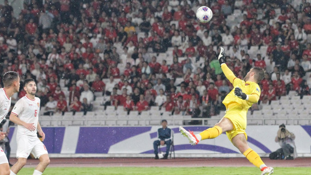 Penjaga gawang andalan Indonesia, Marteen Paes (jersey kuning) beraksi menyelamatkan gawang Indonesia. Foto : Wahyu Purwadi/Gitulah.comm
