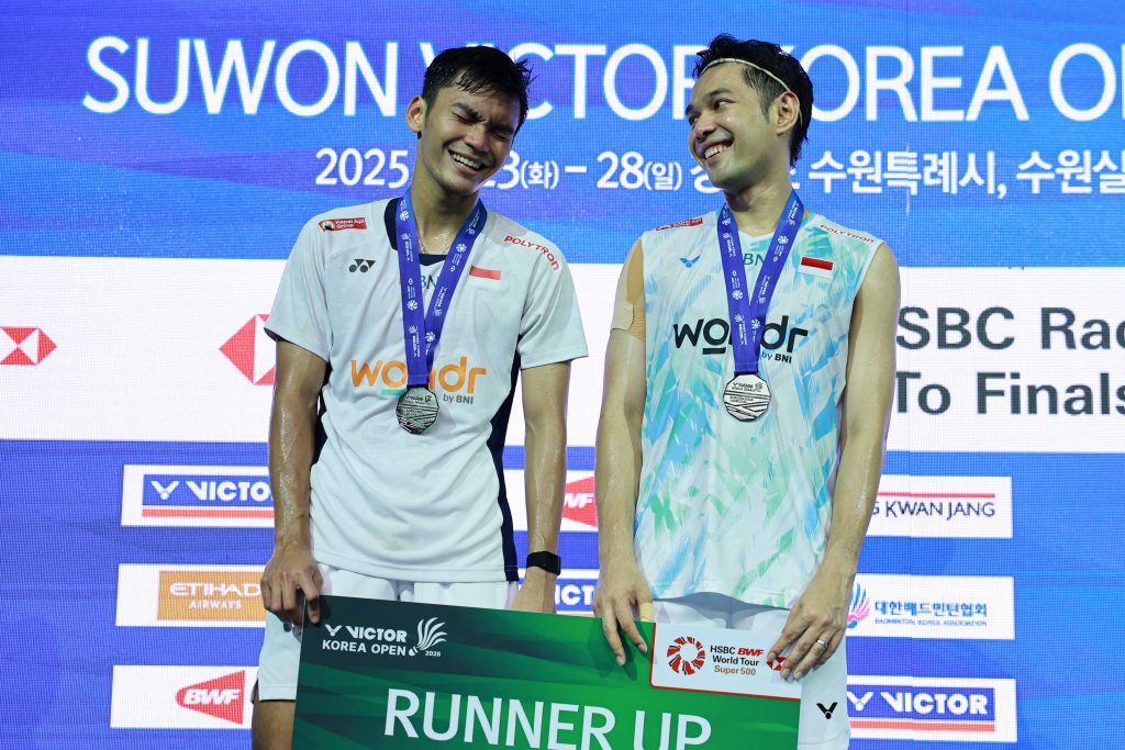 Fajar Alfian (kanan) dan Muhammad Shohibul Fikri usai upacara penghormatan pemenang di Korea Open 2025, Suwon, Minggu (28/9). (Foto: Tim Humas dan Media PBSI)